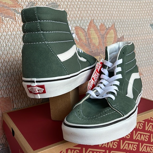 Vans Sk8-Hi
Color Theory Duck Green
VNOA7Q5NYQW
Men’s sneakers - Picture 2 of 16